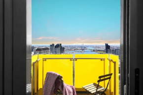 Stylish CBD Apartment with Stunning Harbour Views, Melbourne